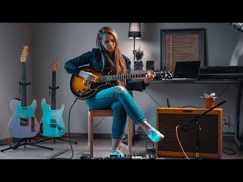 Arianna Powell performs her song 'Blue Jackets'