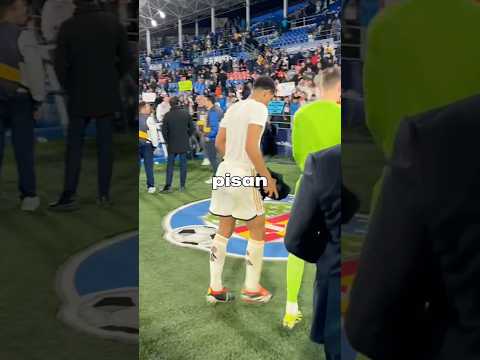 Por qué los futbolistas nunca pisan el escudo del equipo rival: Una cuestión de respeto