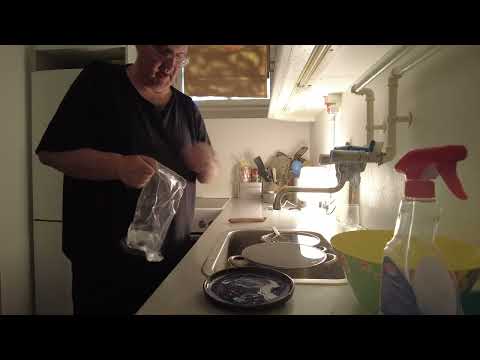 MongoTV_8785 - TAGER 1 GRILLPØLSE OP AF FRYSER TIL EN STOR DÅSE RAVIOLI IMORGEN TIRSDAG