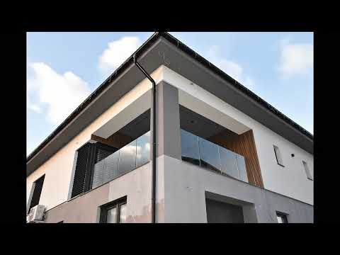 Sklenené zábradlie na balkóne v Starej Ľubovni