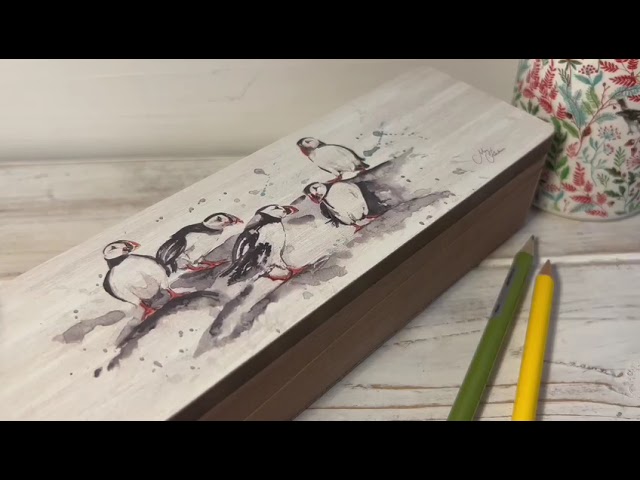 Vídeo relacionado con Nauticalia Meg Hawkins Curious Puffin Box, 15 x 10 cm