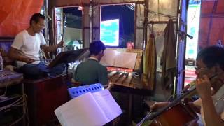 preview picture of video 'Chinese festivalitis in Thailand ... Het Chinees opera orkest trio De stijve snaren'
