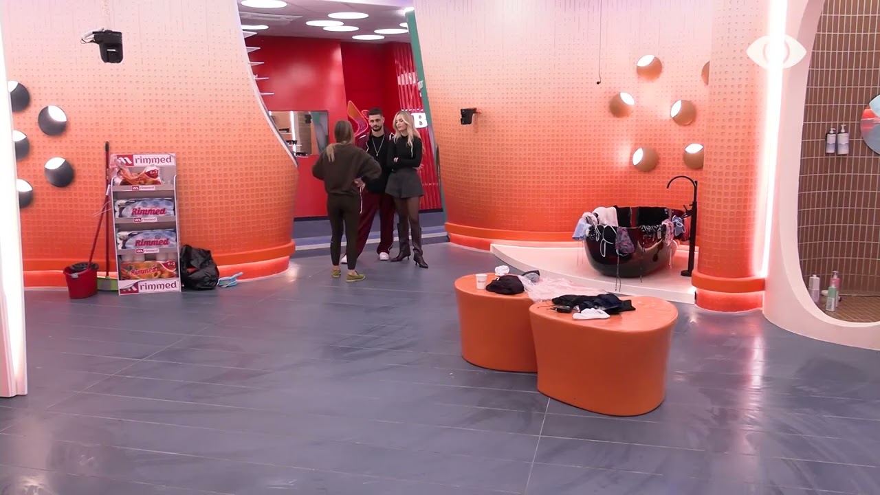 Sytë e tu tregojnë dicka tjetër, të pëlqen vëmendja/ Juela i drejtohet Selin