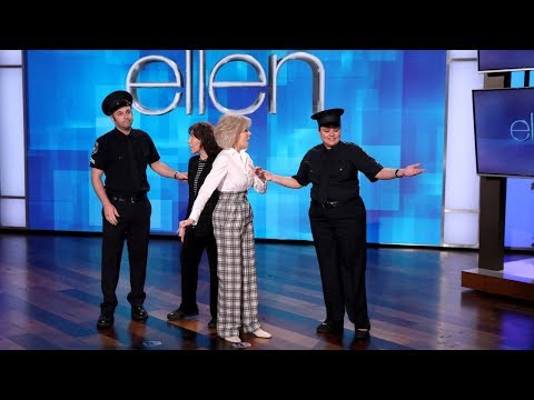 ゲストホストのジェーン・フォンダとリリー・トムリンが逮捕されました。 (Guest Hosts Jane Fonda and Lily Tomlin Got Arrested)