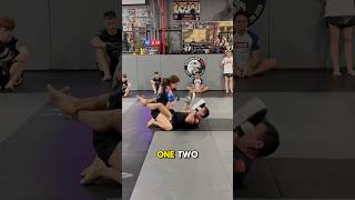 Ground and Pound Posture Drill — vidéo 1