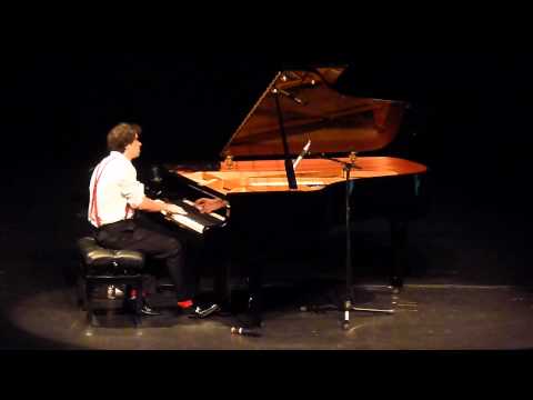 Pierre-Yves PLAT, virtuose du piano joue Erik Satie avec son pied et son nez à La Forêt Fouesnant