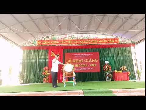 Đồng chí Đỗ Đức Công, Ủy viên BCH Đảng bộ Tỉnh Thái Nguyên - Bí thư Huyện ủy Phú Bình đánh trống khai trường năm học 2019 - 2020