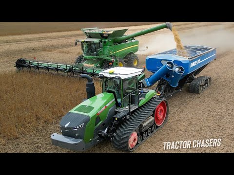 Two John Deere S780 Combines and Fendt 1162 Tractor Harvesting Soybeans