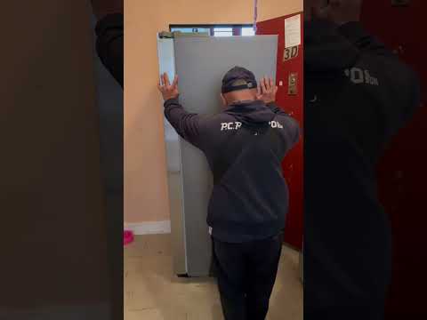 Entrando una nevera de 36 por una puerta estrecha