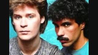 Daryl Hall & John Oates - Maneater (with lyrics)