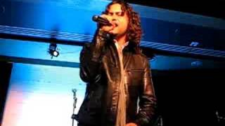 Constantine Maroulis sings Fading Into You