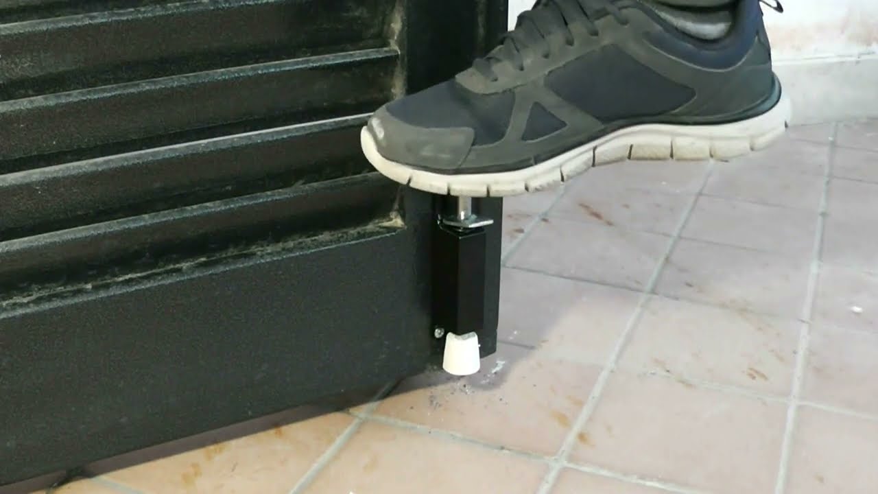 Watch Now Montaggio del fermaporta a pedale o fermapersiana Montaggio del fermaporta a pedale o fermapersiana