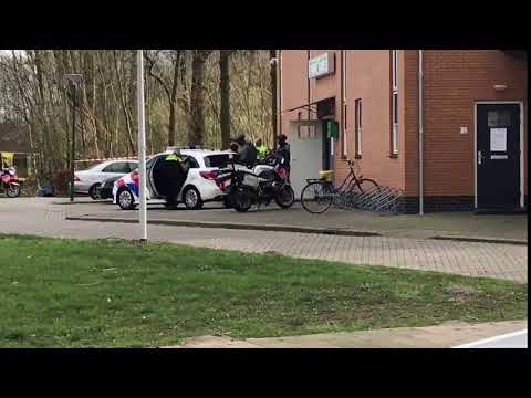 Verdachte dubbele steekpartij in IJsselstein wordt door politie uit moskee weggevoerd