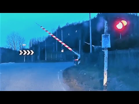 Passaggio a livello Prasco (AL) treno in transito #Prasco #levelcrossing #bahnübergang