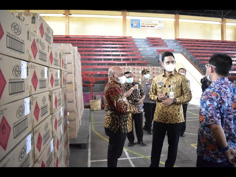 Bupati Kendal Meninjau Tempat Penyimpanan Bantuan dari Singapura