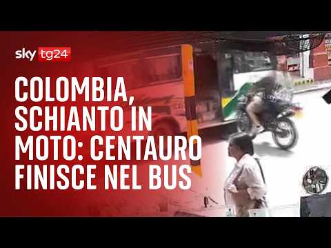 Colombia, schianto in moto: centauro finisce dentro il bus