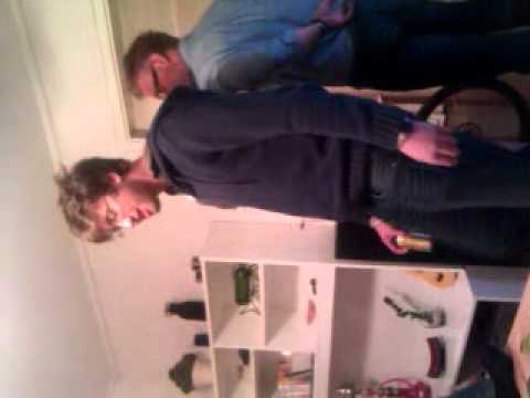 Adam och Viktor sjunger bode