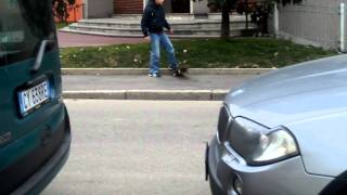 bambino in skate inizialmente cade ma poi....