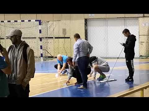 Baschet, Pitesti, staff-ul spala podeaua (2)