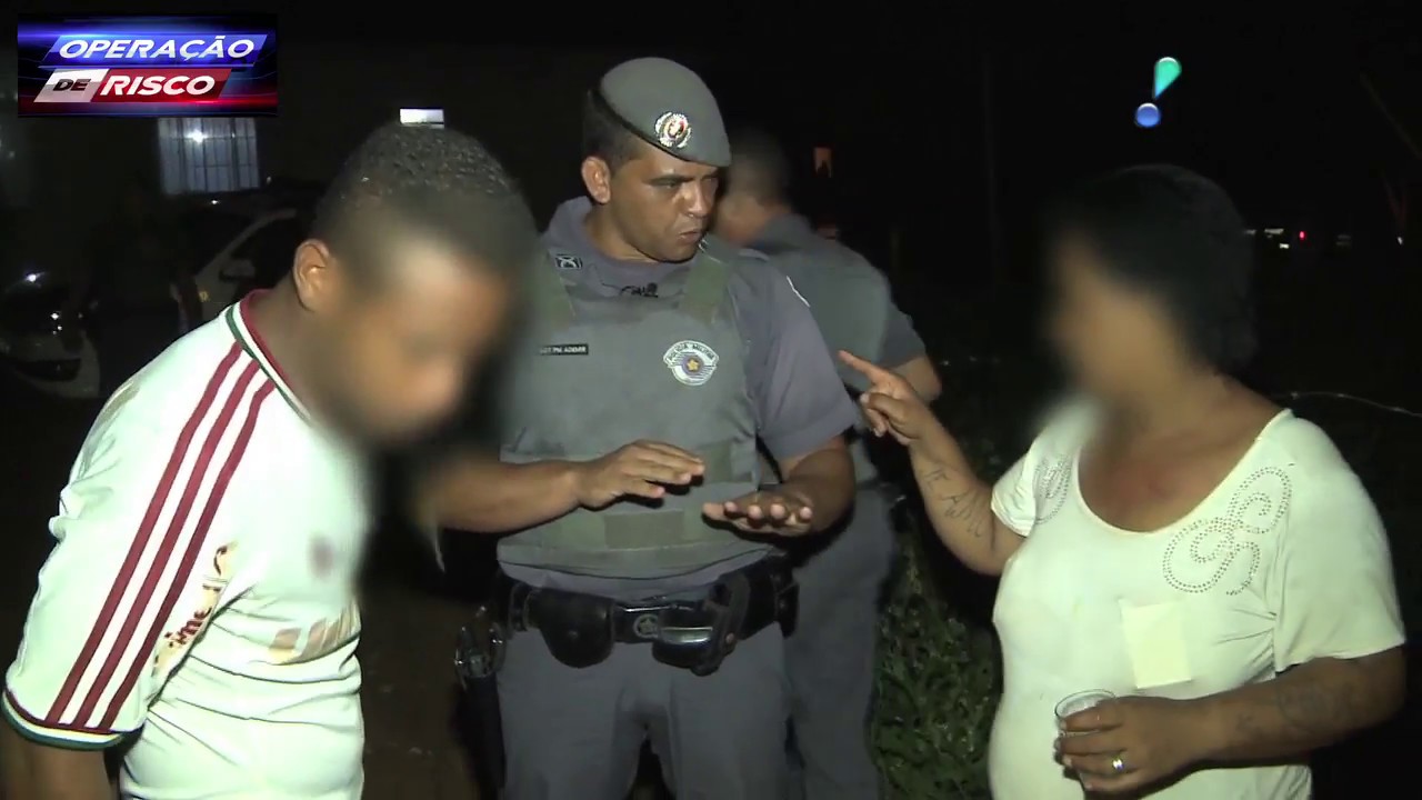 Homem ataca vizinho com facão e mãe entra na briga