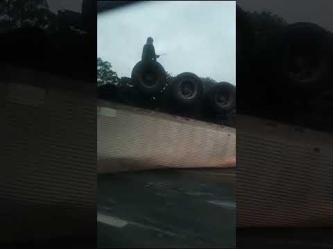 ACIDENTE NA BR 116 CAMINHÃO TOMBADO PRÓXIMO AO PESQUEIRO PANTANAL SENTIDO SUL CARGA DE CÂNDIDA
