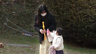 ENG) 어린아이가 뚜껑을 따달라고 한다면? What will be the reaction of people when a little kid asks to open the lid? video