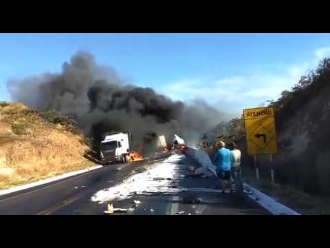 BR-251 é liberada 14h após acidente que deixou oito mortos no Norte de Minas