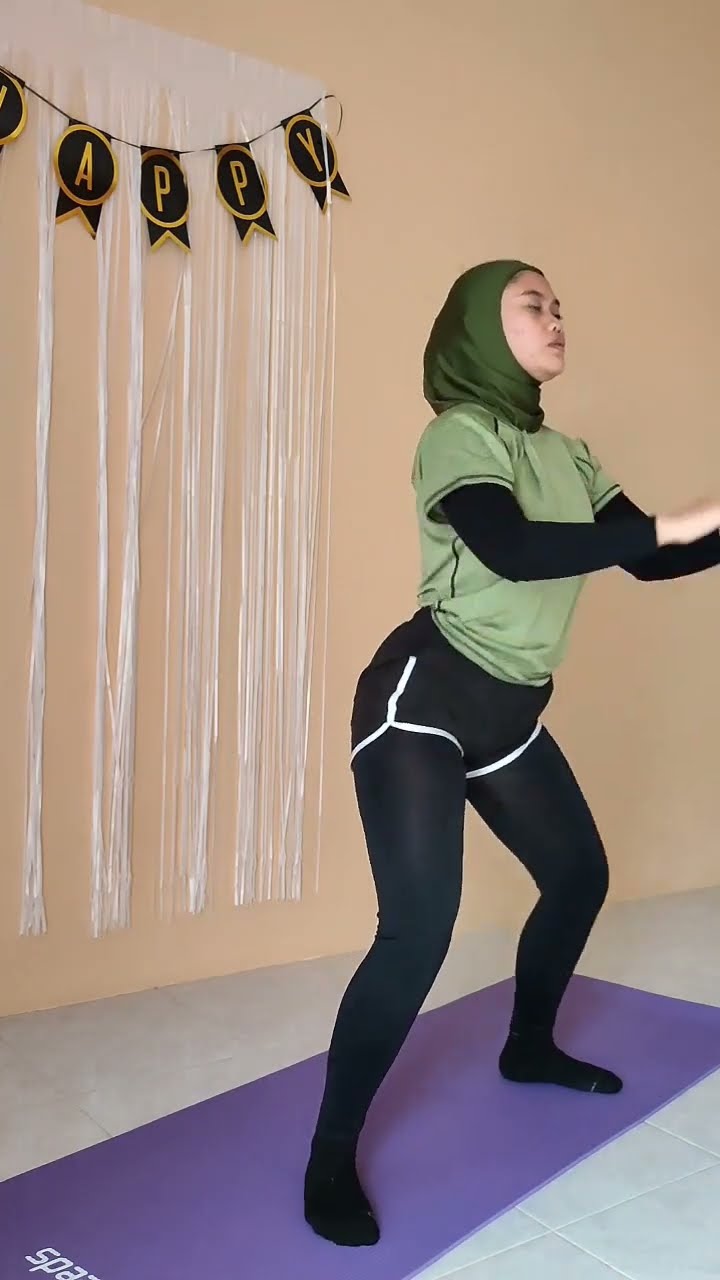 Saatnya sculpting bokong impianmu dengan squat! 🍑 Yuk, ajak teman-temanmu berolahraga di rumah!