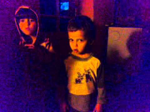 Lili és Kristóf énekel