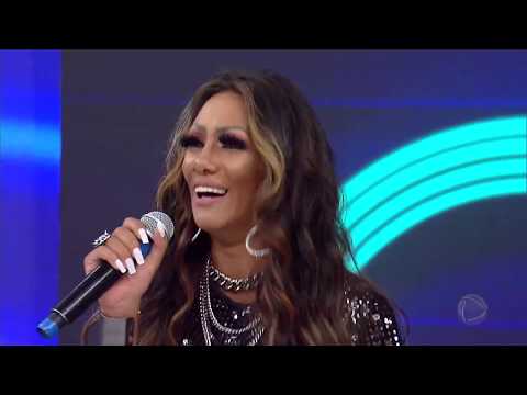 Quelynah se apresenta no palco do Hora do Faro