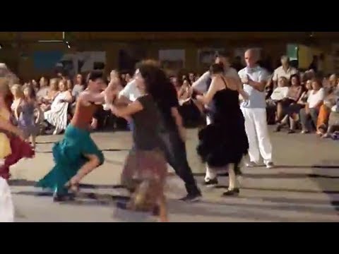 Notte della Taranta. Pubblico Balla è Letteralmente Scatenato al Concerto - Tarantella Napoletana.