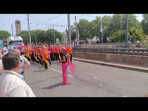 "Swinging Sisters" Show-Tanz auf der CSD Demo Köln 2023 (join us: (swinging-sisters.de)
