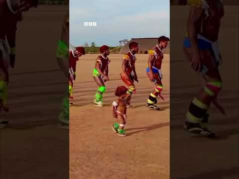 Xingu: el niño indígena que rinde homenaje a sus parientes muertos | BBC Mundo
