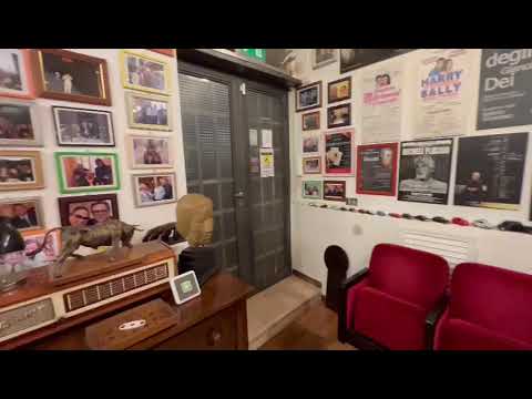 Angelo Tumminelli nel luogo dove sviluppa le sue idee ed elabora i suoi spettacoli. 🎭