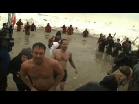 Lady Gaga plonge dans l'eau glacée pour la bonne cause