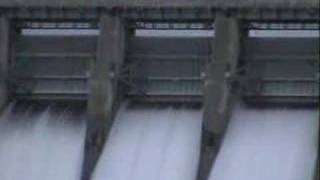 preview picture of video 'Bull Shoals Dam's overflow gates open'