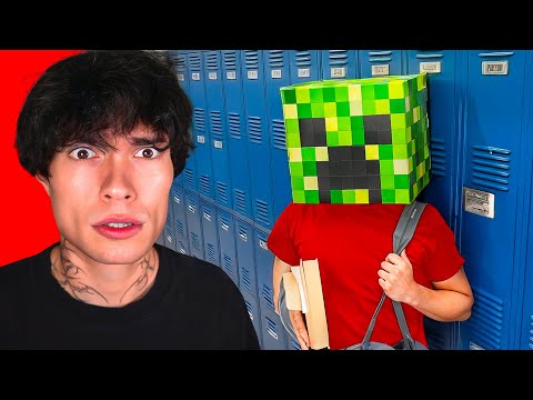 Il porte un masque MINECRAFT pour CACHER son VISAGE