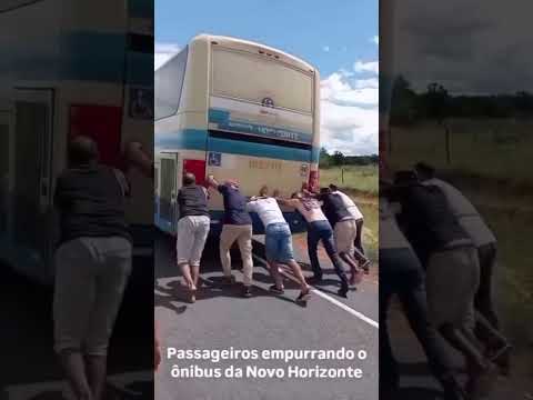 Passageiros são flagrados empurrando um ônibus da Novo Horizonte