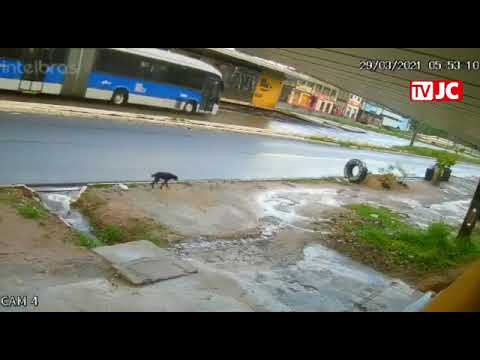 Vídeo mostra batida de frente entre BRT e ônibus na PE-15, em Olinda