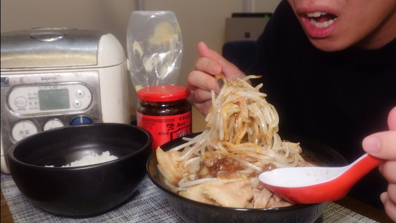 １日中ラーメンをドカ食いする独身男