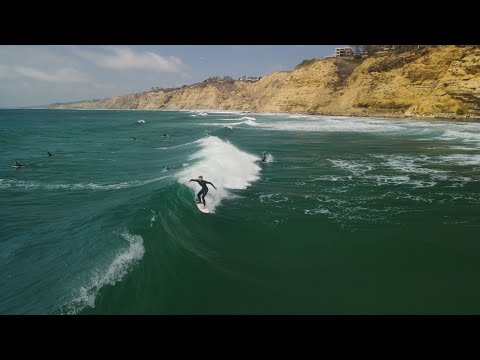 Drohnenaufnahmen von Surfern am Scripps Pier