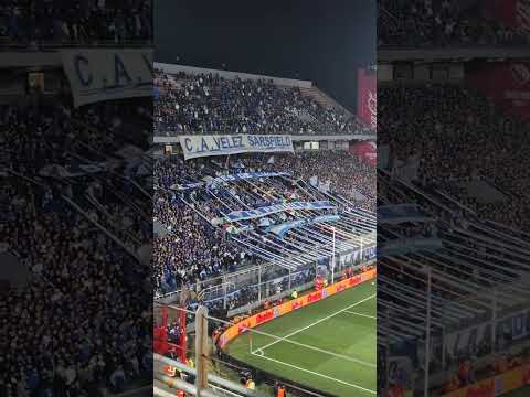 "HINCHADA DE VELEZ EN AVELLANEDA VS ESTUDIANTES LP #supercopa #argentina #hinchadas" Barra: La Pandilla de Liniers &bull; Club: Vélez Sarsfield