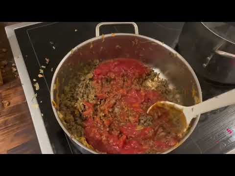 Vi laver spaghetti med kødsovs. Namenam