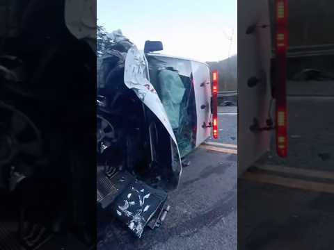 Grave acidente entre ambulância e carro deixa bebê de 9 meses gravemente ferido