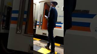 Download lagu Aksi Lucu Kondektur ka Sri tanjung tiup peluit ini bikin ngakak mp3