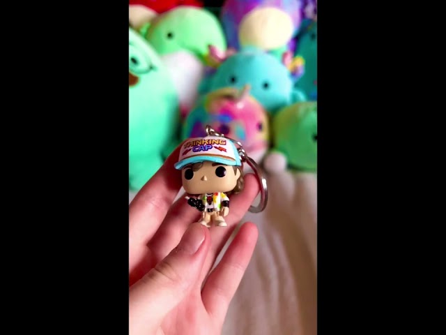 Vídeo relacionado con Funko Pop! Keychain: Stranger Things Season 5 - Steve Harrington - Minifigura de Vinilo Coleccionable Llavero Original - Relleno de Calcetines - Idea de Regalo - Mercancia Oficial