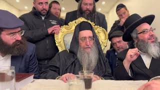 כבוד האדמו״ר בניחום עם המשפחות ההרוגים במרוקו / נשמות שעלו קורבן להקב״ה