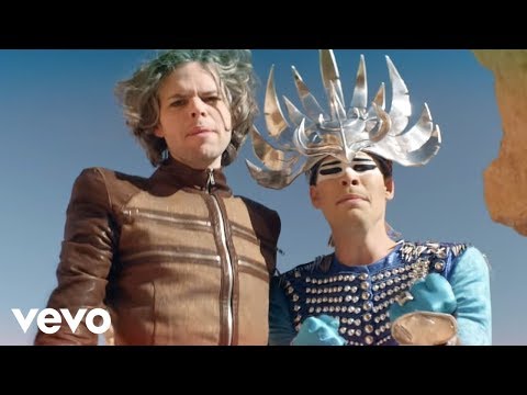 Video per il significato della canzone Alive di Empire of the sun