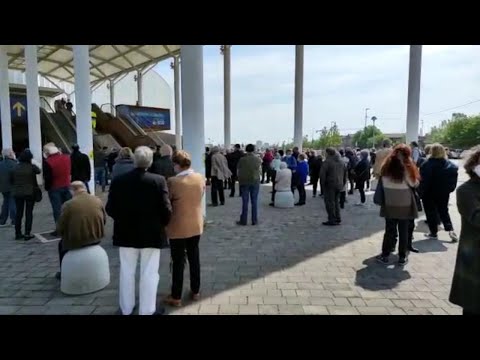 Usl 3: lunghe attese, code e nemmeno una sedia per il vaccino a Marghera