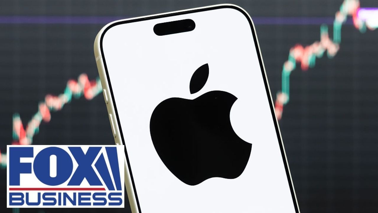 Apple AI Strategy: Is Low Capex Really Winning?